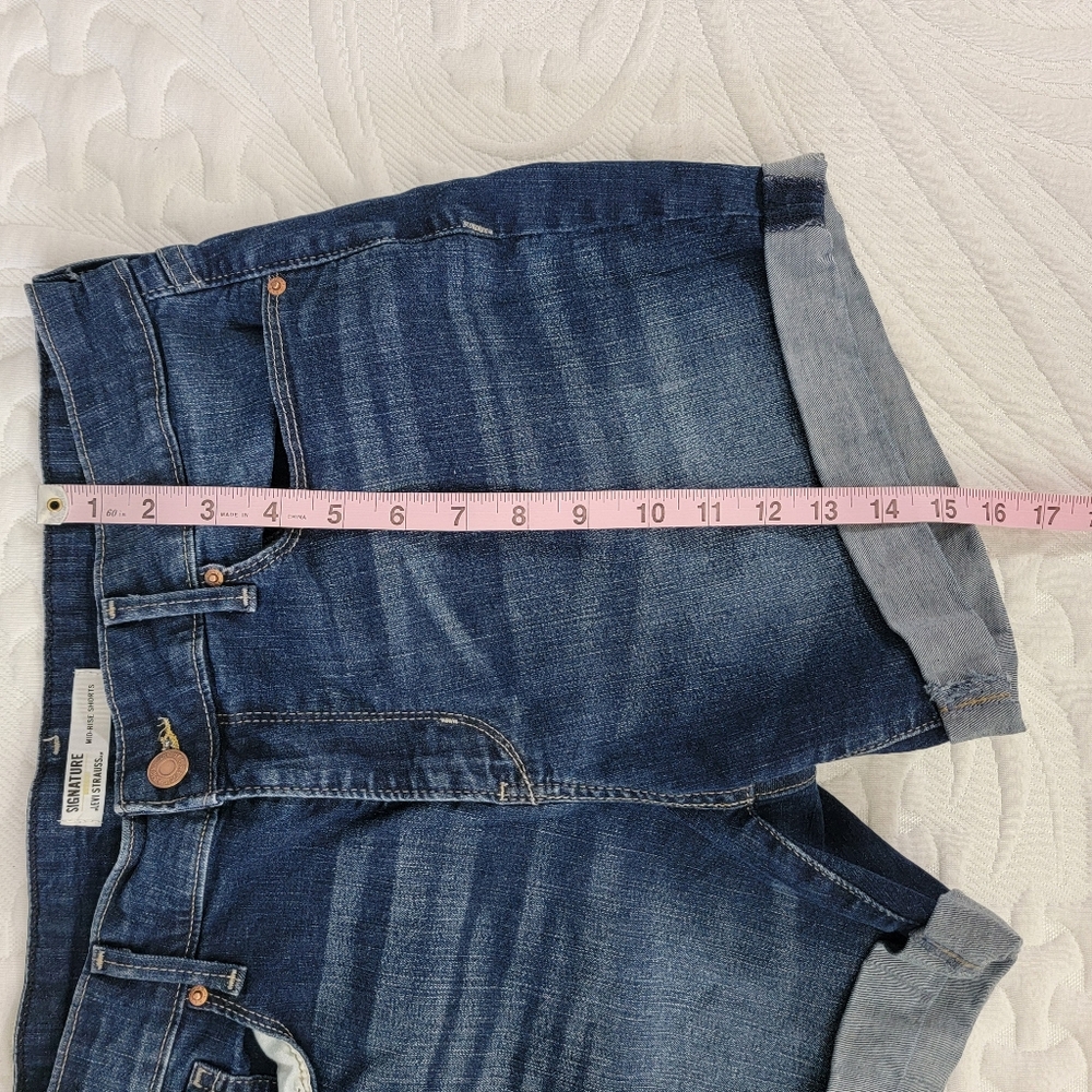 Levi's Levi Strauss Signature Mid Rise Cuffed Medium Wash Denim Shorts Size 12 - Picture 9 of 10